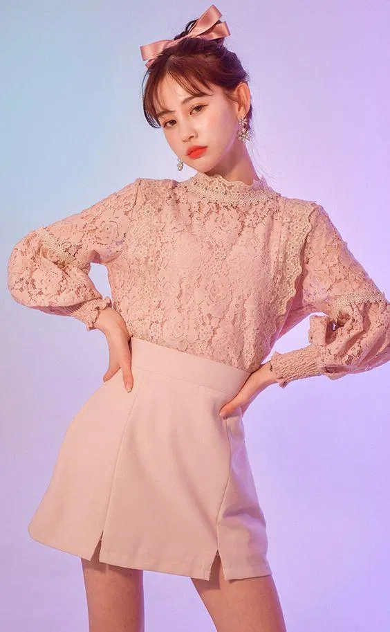 Bạn sẽ trông thật dễ thương trong trang phục áo voan mỏng cách điệu kết hợp chân váy cùng tông màu (Ảnh: Internet)