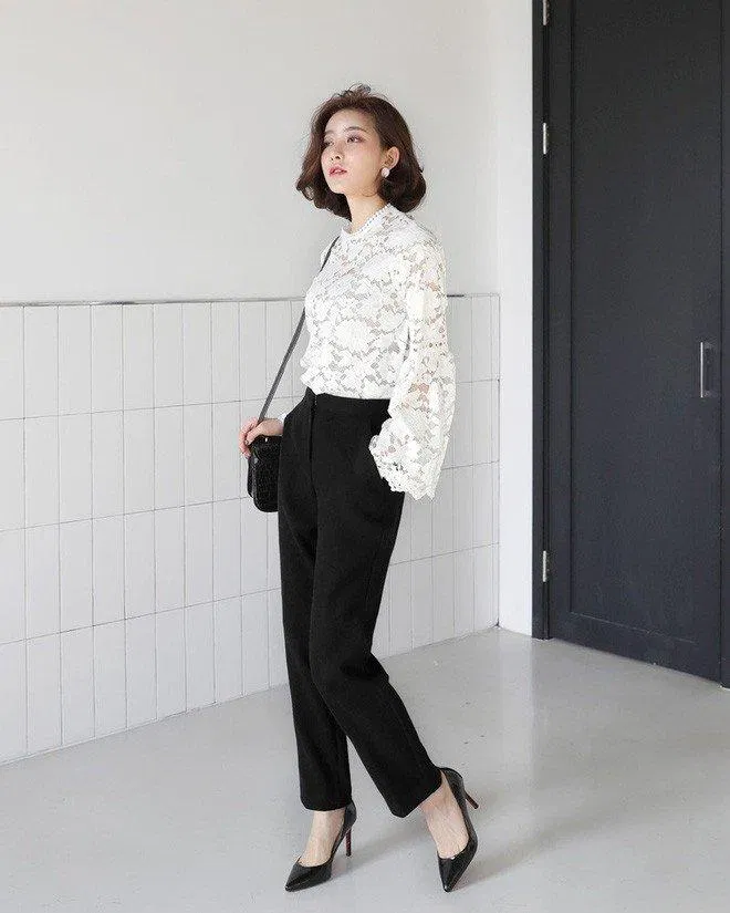 Những chiếc áo voan mỏng tay loe mix cùng quần âu đen cho bạn vẻ ngoài thật thanh lịch (Ảnh: Internet)