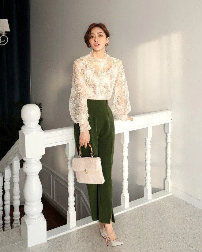 Bạn nên chọn áo mặc trong cùng tông với áo voan mỏng để set đồ trông chỉn chu khi đi làm (Ảnh: Internet)