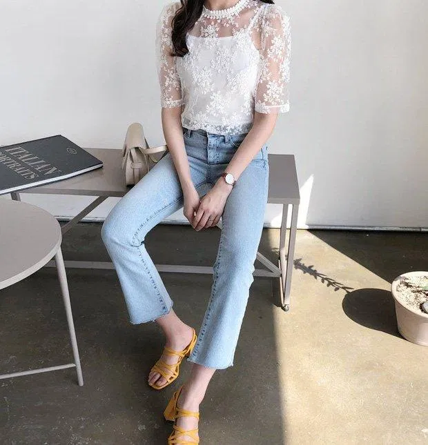 Họa tiết ren hoa giúp set đồ nữ tính hóa hơn (Ảnh: Internet)
