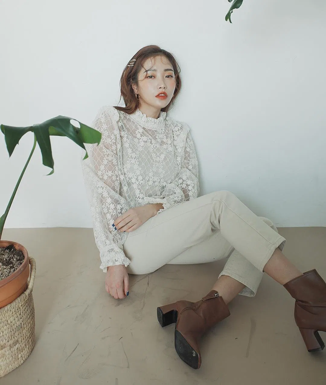 Áo voan mỏng phối cùng quần ống suông cùng tông màu be nhạt sẽ mang lại cho người mặc vẻ ngoài sang trọng (Ảnh: Internet)