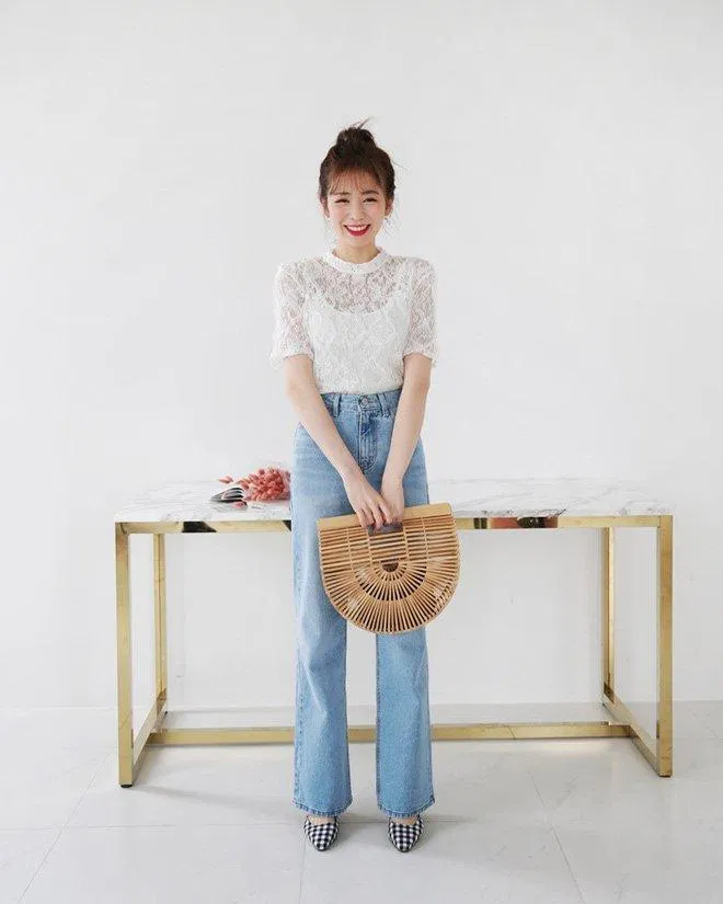 Hãy ưu tiên jean cạp cao khi phối cùng áo voan mỏng bạn nhé (Ảnh: Internet)