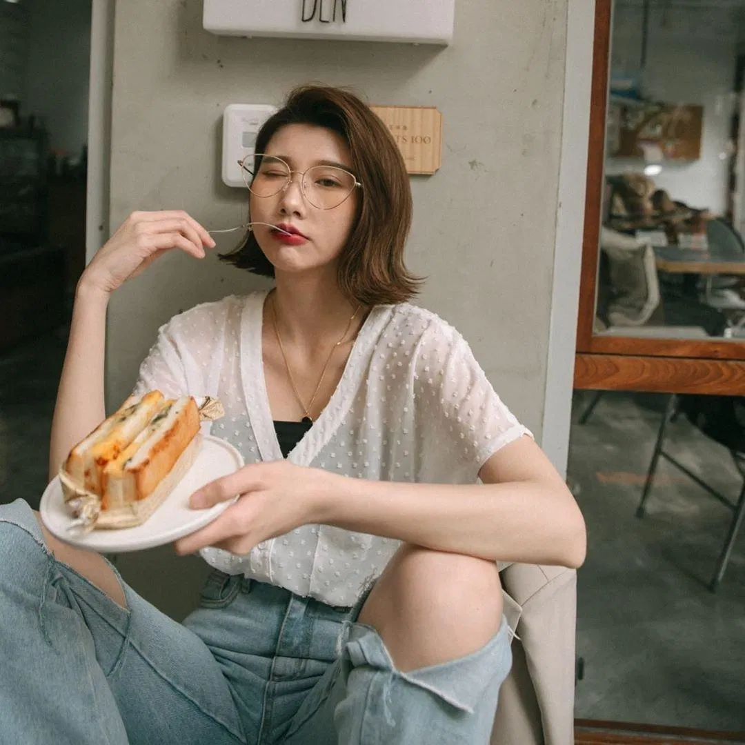 Jean rách cũng là một gợi ý không tồi nếu bạn muốn mình trông phong cách hơn(Ảnh: Internet)