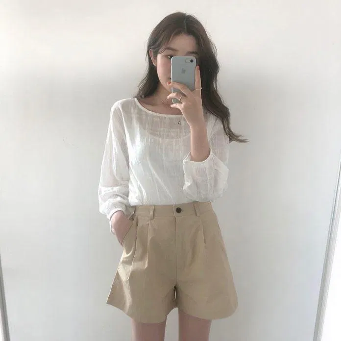 Sooc kaki dáng trơn phối cùng áo voan mỏng (Ảnh: Internet)