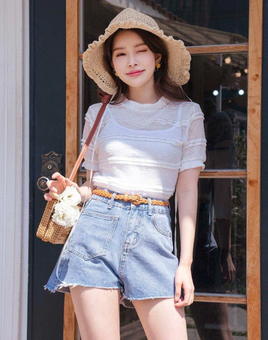 Phối áo voan mỏng cùng quần sooc jean là phù hợp nhất cho mùa đi biển bạn nhé (Ảnh: Internet)