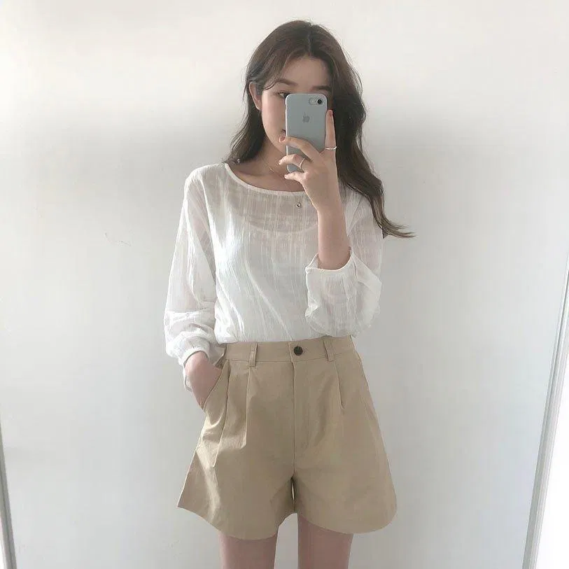 Sooc kaki dáng trơn phối cùng áo voan mỏng (Ảnh: Internet)