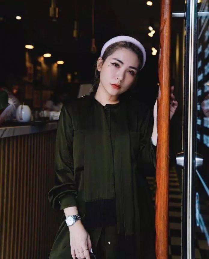 Blogger Lâm Thuý Nhàn với băng đô dày màu tím nhạt phối cùng outfit tông lạnh màu xanh rêu (Nguồn: Internet)