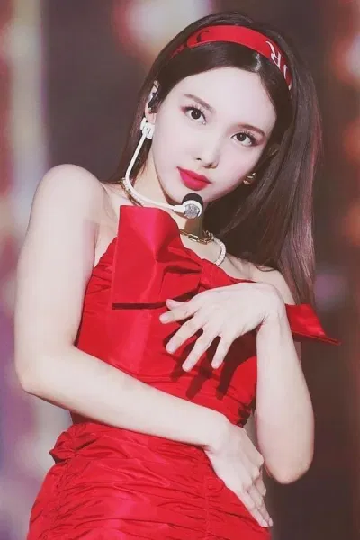 Na Yeon vô cùng rực rỡ với sắc đỏ đồng bộ từ đầm cho đến băng đô to bản (Nguồn: Internet)