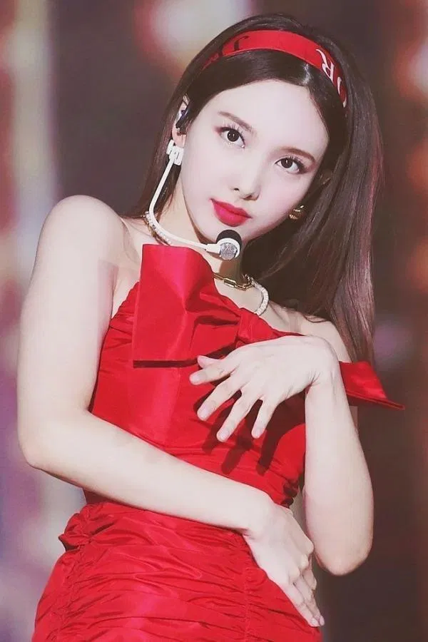 Na Yeon vô cùng rực rỡ với sắc đỏ đồng bộ từ đầm cho đến băng đô to bản (Nguồn: Internet)