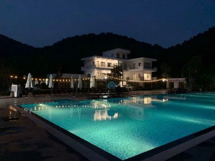 Bể bơi về buổi tối tại Mây Villa hiện lên cực huyền ảo 