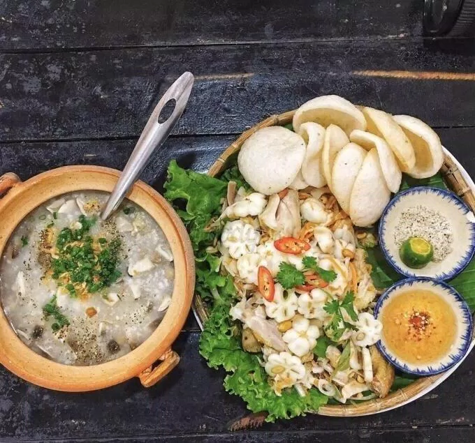 Gỏi gà măng cụt có thể ăn kèm với bánh phồng tôm hoặc ăn với cơm, cháo đều ngon (Nguồn: Internet)