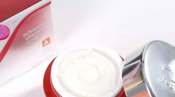 Chất kem màu trắng nhìn giống sữa chua, hơi đặc nhưng thẩm thấu nhanh mà không gây bết dính, bóng nhờn (ảnh: internet).