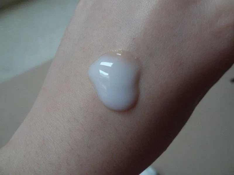 Chất kem lỏng, màu trắng sữa, mỏng nhẹ (ảnh: internet).