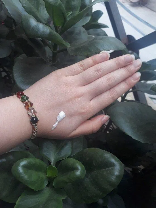 Sữa rửa dạng kem đặc, màu trắng muốt, mùi thơm mát phảng phất vị trà xanh (ảnh: BlogAnChoi).