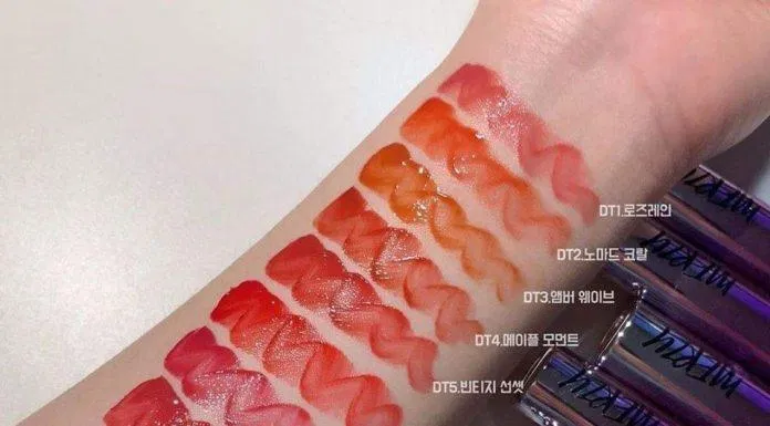 Chất son của Merzy Aurora Dewy Tint hơi lỏng, có lớp bóng trong suốt như pha lê. (nguồn: Internet)