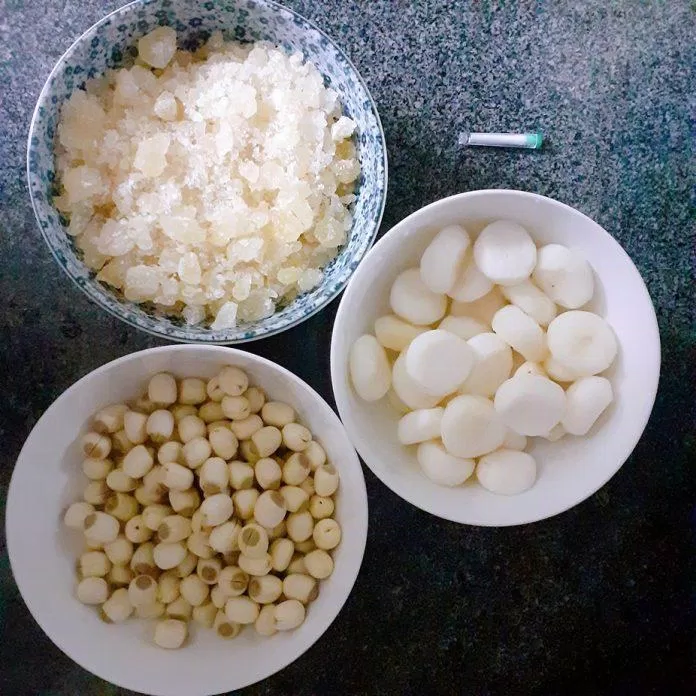 Các nguyên liệu làm chè hạt sen củ năng rất đơn giản và dễ kiếm (Ảnh: BlogAnChoi) Các nguyên liệu làm chè hạt sen củ năng rất đơn giản và dễ kiếm (Ảnh: BlogAnChoi)