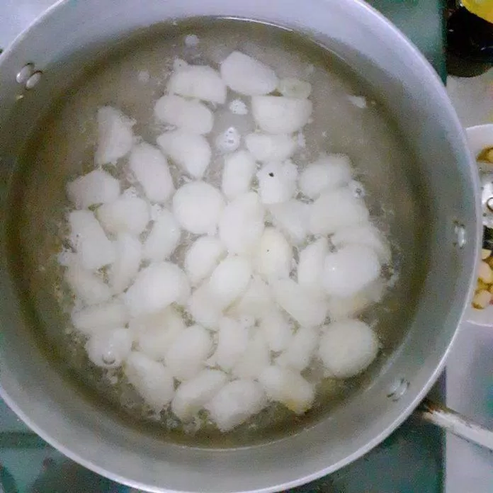 Trụng sơ củ năng qua nước sôi (Ảnh: BlogAnChoi) Trụng sơ củ năng qua nước sôi (Ảnh: BlogAnChoi)