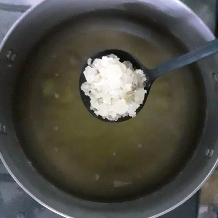 Nấu tan đường phèn (Ảnh: BlogAnChoi) Nấu tan đường phèn (Ảnh: BlogAnChoi)