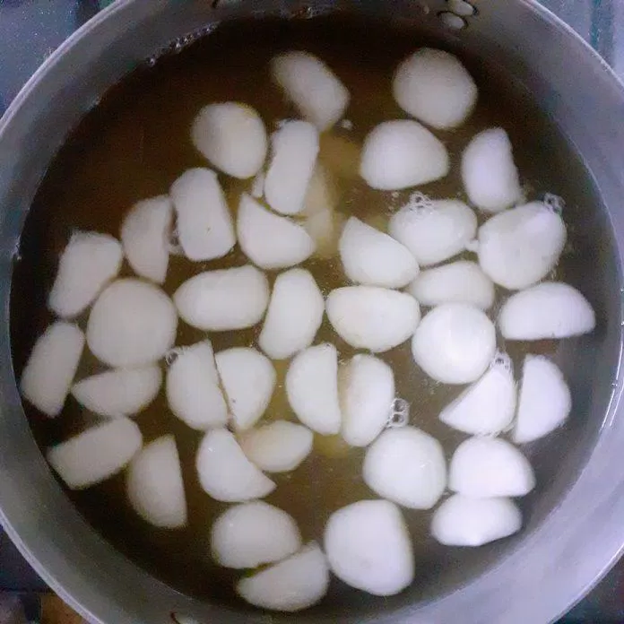 Cho củ năng vào trước vì củ năng chín lâu hơn (Ảnh: BlogAnChoi) Cho củ năng vào trước vì củ năng chín lâu hơn (Ảnh: BlogAnChoi)