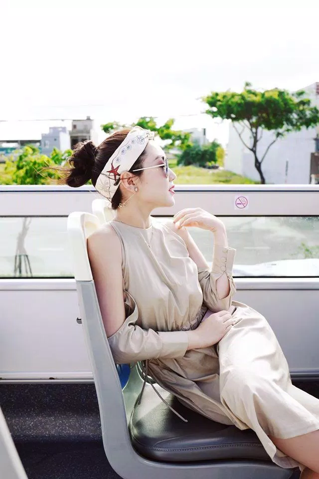 Vẻ tiểu thư của cô nàng Beauty Blogger Chloe Nguyễn trong chiếc đầm màu beige và khăn turban hoạ tiết có cùng tông màu (Nguồn: Internet)
