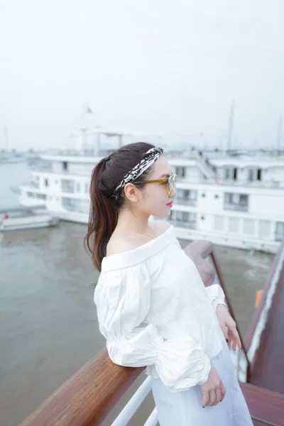Toàn bộ outfit trắng được tô điểm bằng chiếc khăn turban hoạ tiết trắng đen thật sự là hoàn hảo (Nguồn: Internet)