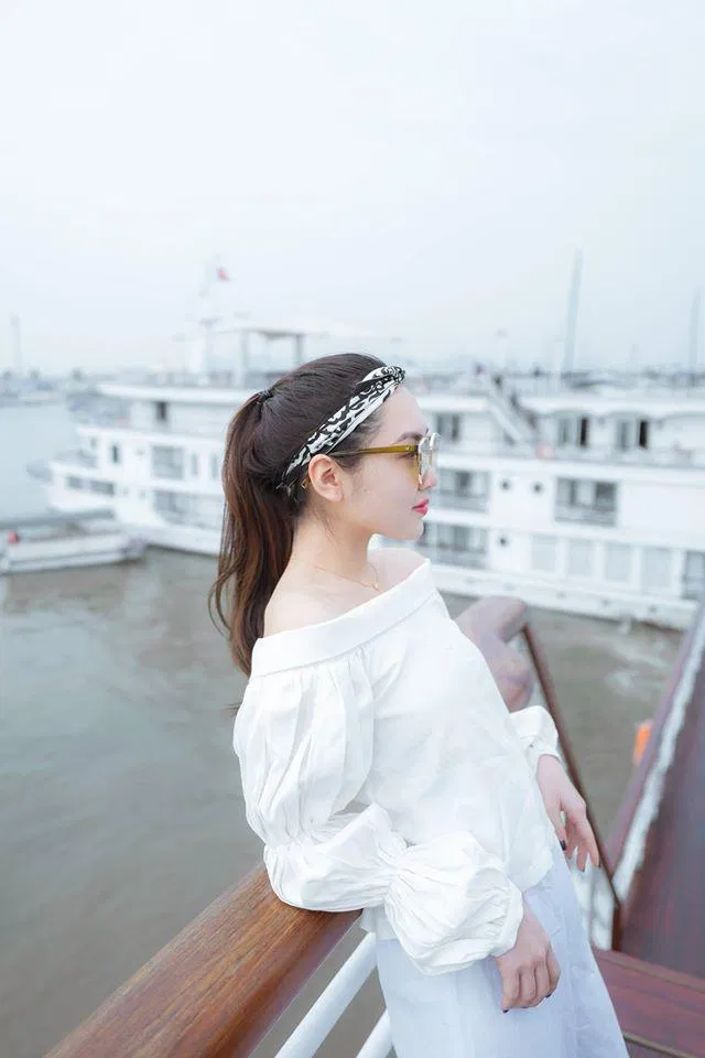 Toàn bộ outfit trắng được tô điểm bằng chiếc khăn turban hoạ tiết trắng đen thật sự là hoàn hảo (Nguồn: Internet)