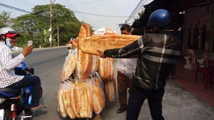 Nhiều người nhận xét rằng bánh mì rất ngon và khi đến Yan Jiang, họ đã check in với chiếc bánh mì khổng lồ (Nguồn: Internet)
