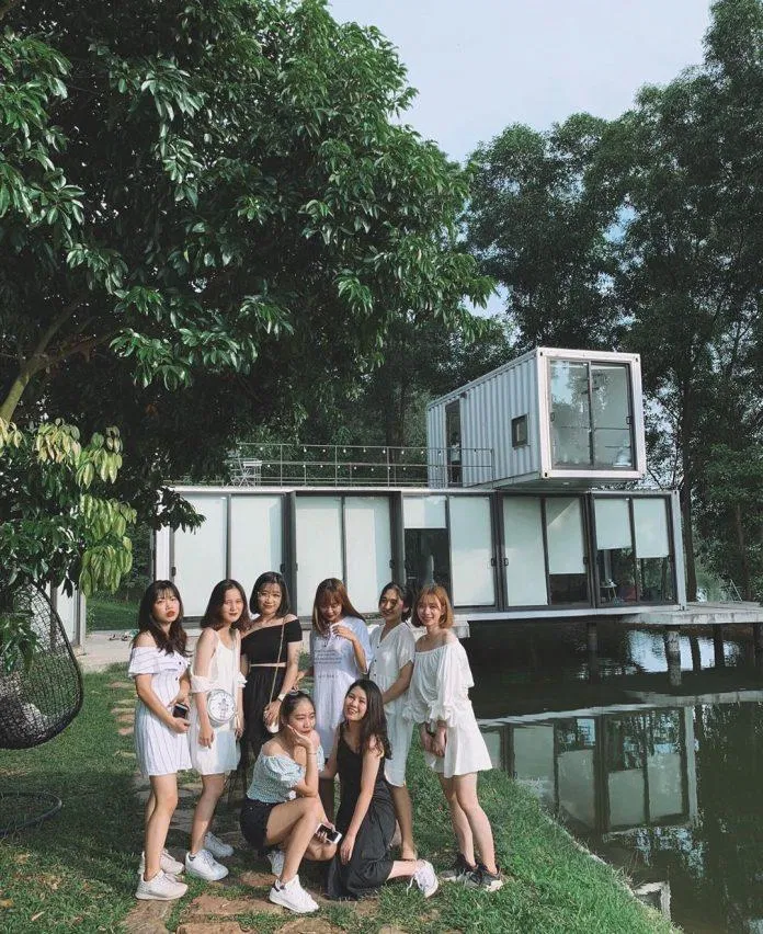 Các bạn trẻ chụp hình tại Pond Villa Các bạn trẻ chụp hình tại Pond Villa