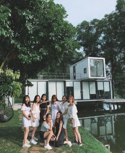 Các bạn trẻ chụp hình tại Pond Villa Các bạn trẻ chụp hình tại Pond Villa