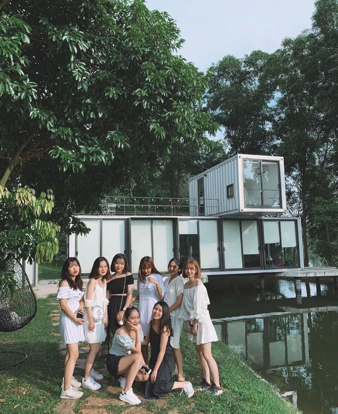 Các bạn trẻ chụp hình tại Pond Villa