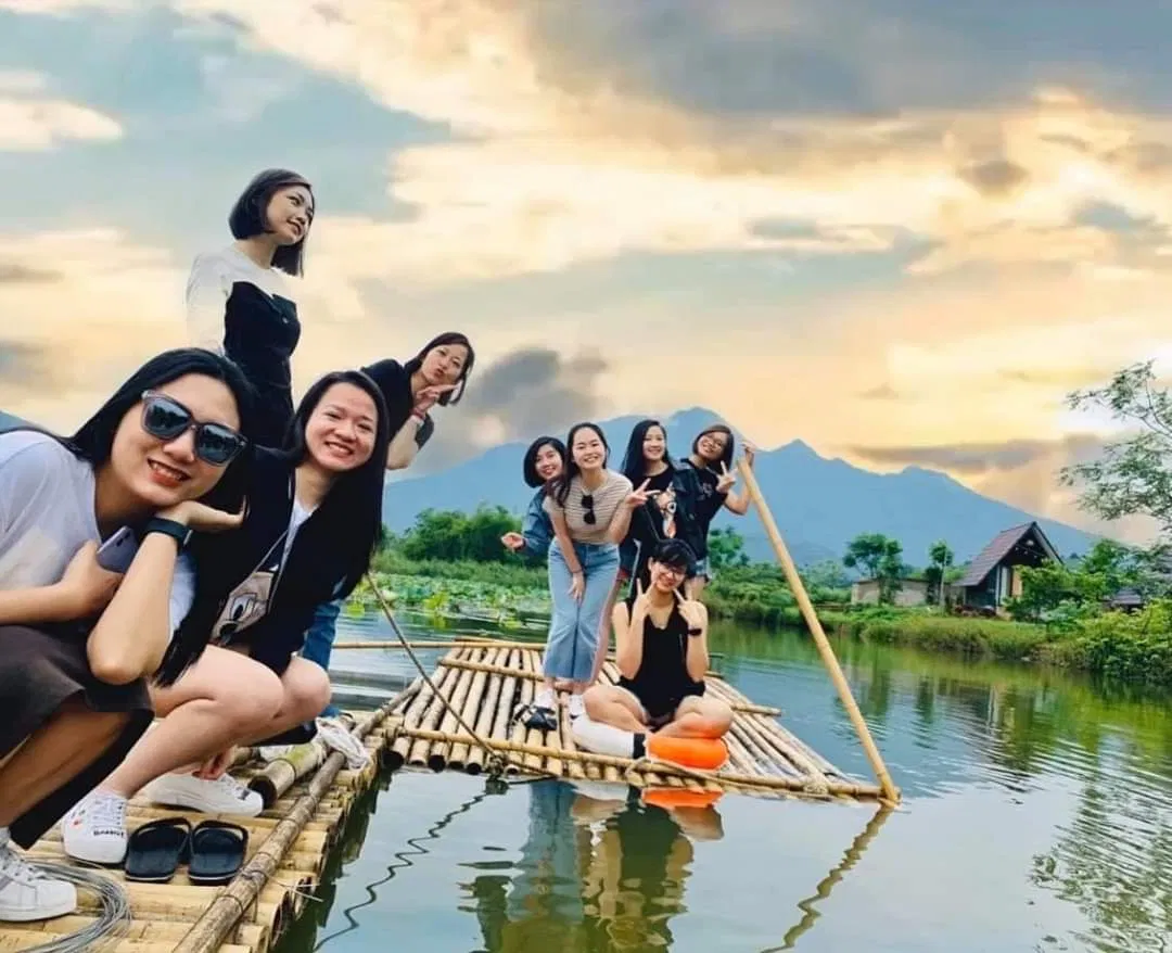 Du khách chụp hình check in tại hồ sen