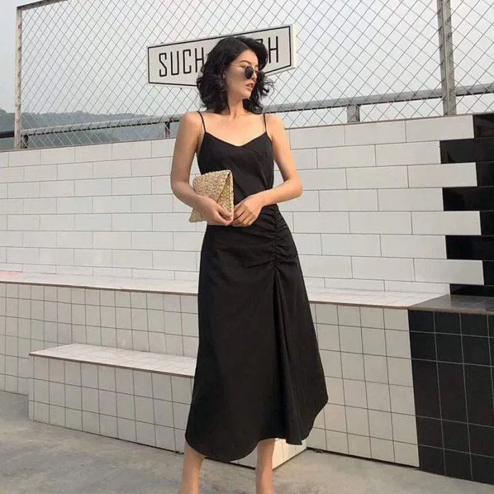 Váy hai dây! Kiểu váy cực xinh mà các nàng phải có trong mùa hè này.(Ảnh: Internet)