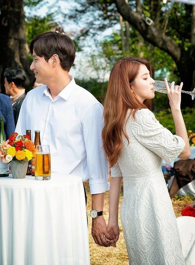 Chiếc đầm trắng vô cùng đơn giản, kín đáo nhưng nhấn nhá họa tiết chìm trên nền vải lại là điểm cộng cho bộ trang phục này. (Nguồn: Internet)