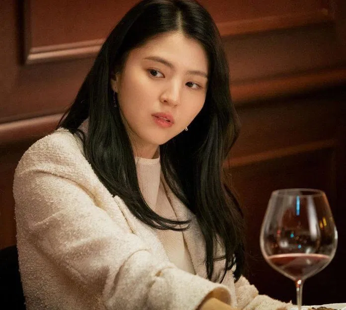 Da Kyung của Thế Giới Hôn Nhân luôn chọn các mẫu áo cao cổ nhưng vẫn khiến đối phương không thể rời mắt (Nguồn: Internet)