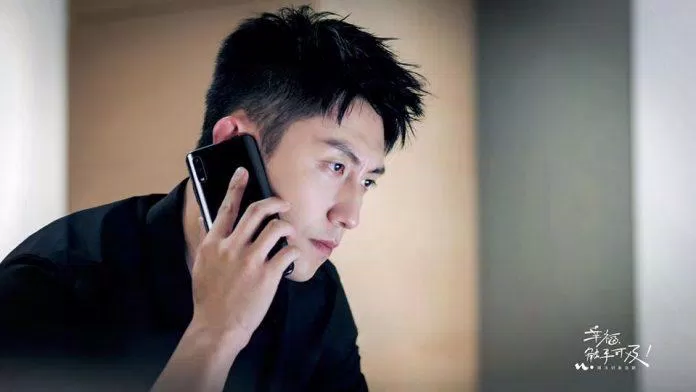 Đứng ban công ngắm crush và gọi điện (Nguồn: Internet)