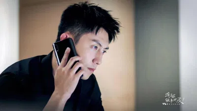 Đứng ban công ngắm crush và gọi điện (Nguồn: Internet)