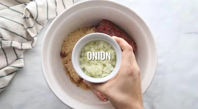 Hành tây sẽ giúp thịt viên có vị ngọt tự nhiên hơn. (Nguồn: recipegirl.com)