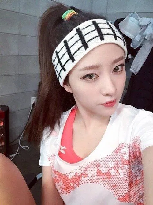 Hani (EXID) trông vô cùng cá tính với băng đô thể thao hoạ tiết kẻ sọc (Nguồn: Internet)