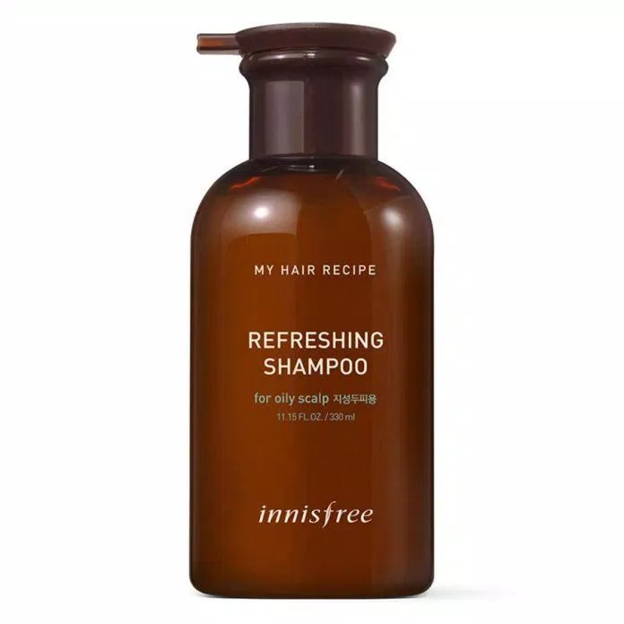 Chai innisfree My Hair Recipe Refreshing Shampoo có hình thức bóng bảy nhưng màu sắc mang đặc trưng của loại dầu gội thảo dược (ảnh: internet).