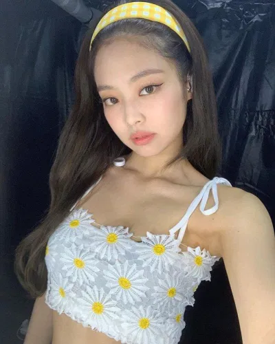 Jennie cùng với tông màu vàng của mùa hè rực rỡ (Nguồn: Internet)