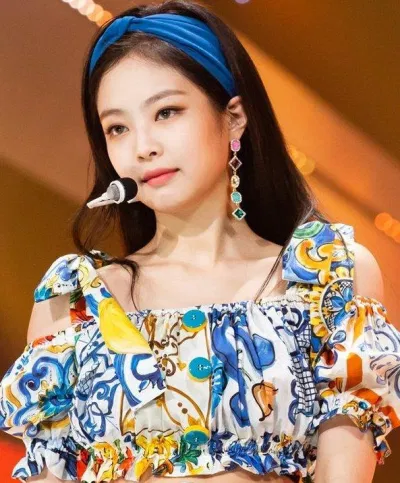 Jennie đậm chất "summer vibe" với mẫu băng đô thắt nút (Nguồn: Internet)