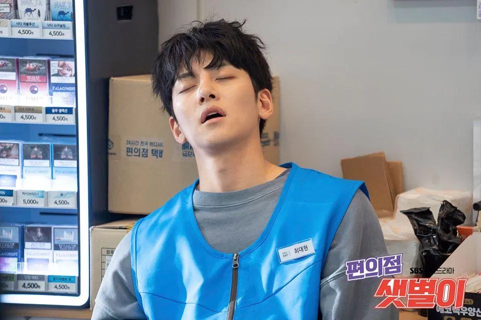 Ji Chang Wook trong vai quản lý cửa hàng tiện lợi Choi Dae Hyun (Ảnh: Internet)