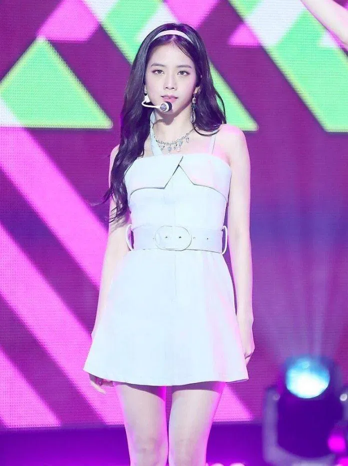 Jisoo vô cùng ngọt ngào cùng chiếc đầm xanh và băng đô cùng màu (Nguồn: Internet)