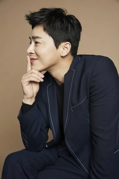 Jo Jung Suk ban đầu ra mắt với vai trò diễn viên kịch. (Nguồn: Internet) Jo Jung Suk ban đầu ra mắt với vai trò diễn viên kịch. (Nguồn: Internet)