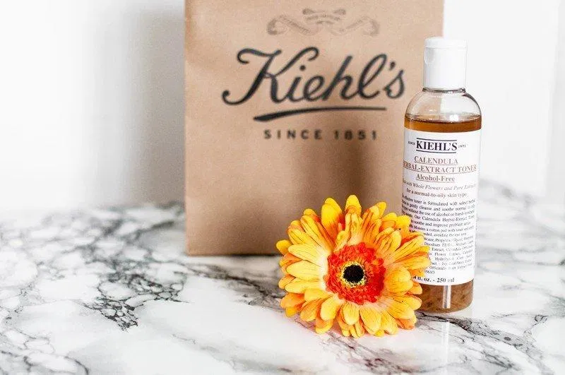 Mặc dù giá thành Kiehl's Calendula cao nhưng lại được hầu hết khách hàng tin tưởng kiehls-calendula-herbal-extract-toner