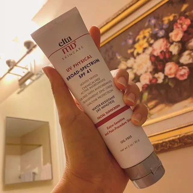 Kem chống nắng Elta MD UV Physical Broad-spectrum SPF 41 vừa có khả năng chống nắng vừa có khả năng chống nước (Nguồn: Internet) Kem chống nắng Elta MD UV Physical Broad-spectrum SPF 41 vừa có khả năng chống nắng vừa có khả năng chống nước (Nguồn: Internet)