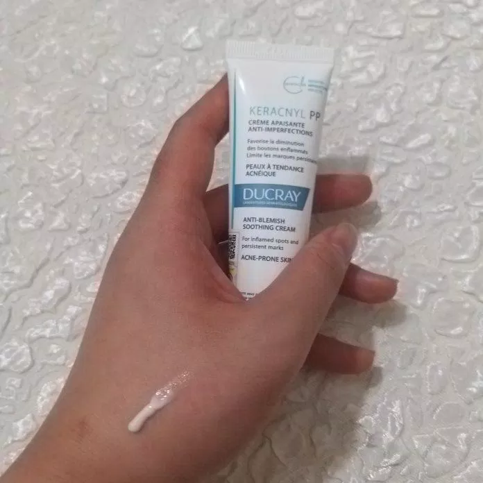 Kết cấu kem trị mụn Ducray Keracnyl PP Anti-blemish Soothing Cream có dạng gel cream màu trắng (Nguồn: BlogAnChoi)
