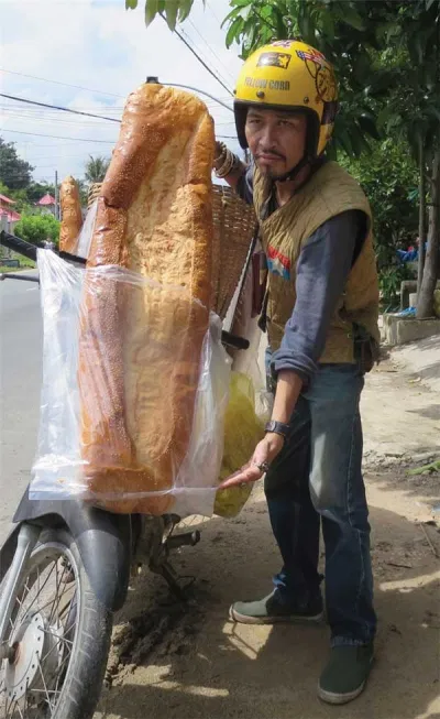 Mỗi chiếc bánh mì khổng lồ có chiều dài khoảng 1 – 3 mét, cân nặng từ 1,5 – 3,5 kg (Nguồn: Internet)