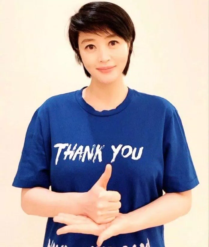 Chị đại Kim Hye Soo mặc cả áo có chữ Thank You để tham gia (Nguồn: Internet)