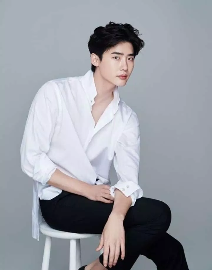 Từ nét đẹp của chàng trai đáng yêu, Lee Jong Suk đã hóa thành nam thần vạn người mê ở độ tuổi 30. (Ảnh: Internet)